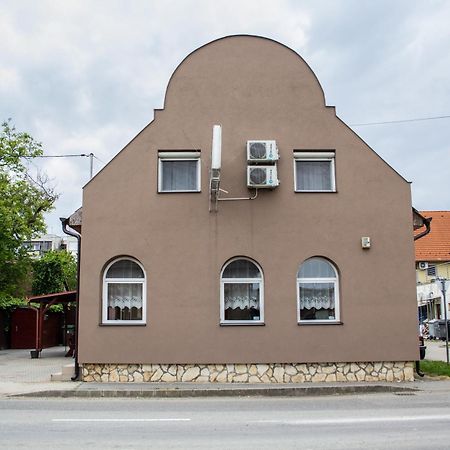 Fitt Maganszallashely Sasd Exterior photo
