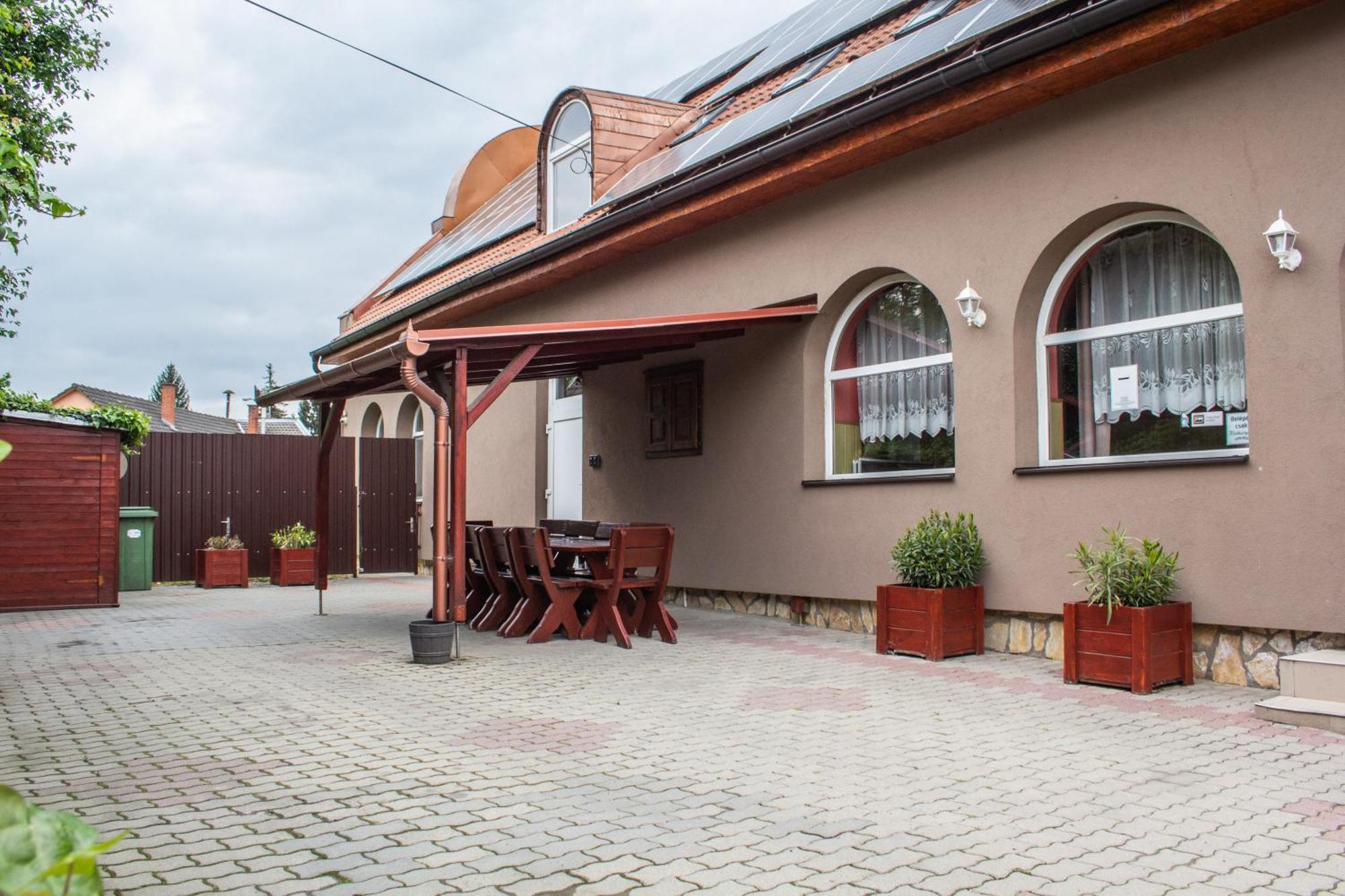 Fitt Maganszallashely Sasd Exterior photo